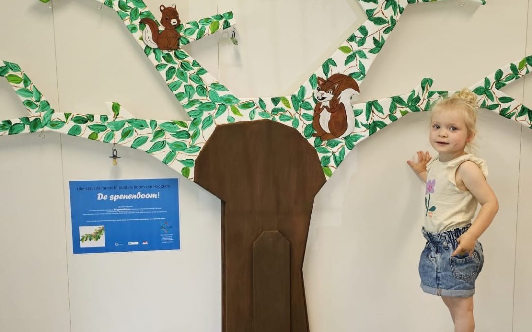 Elinn hangt haar speentje op in de spenenboom