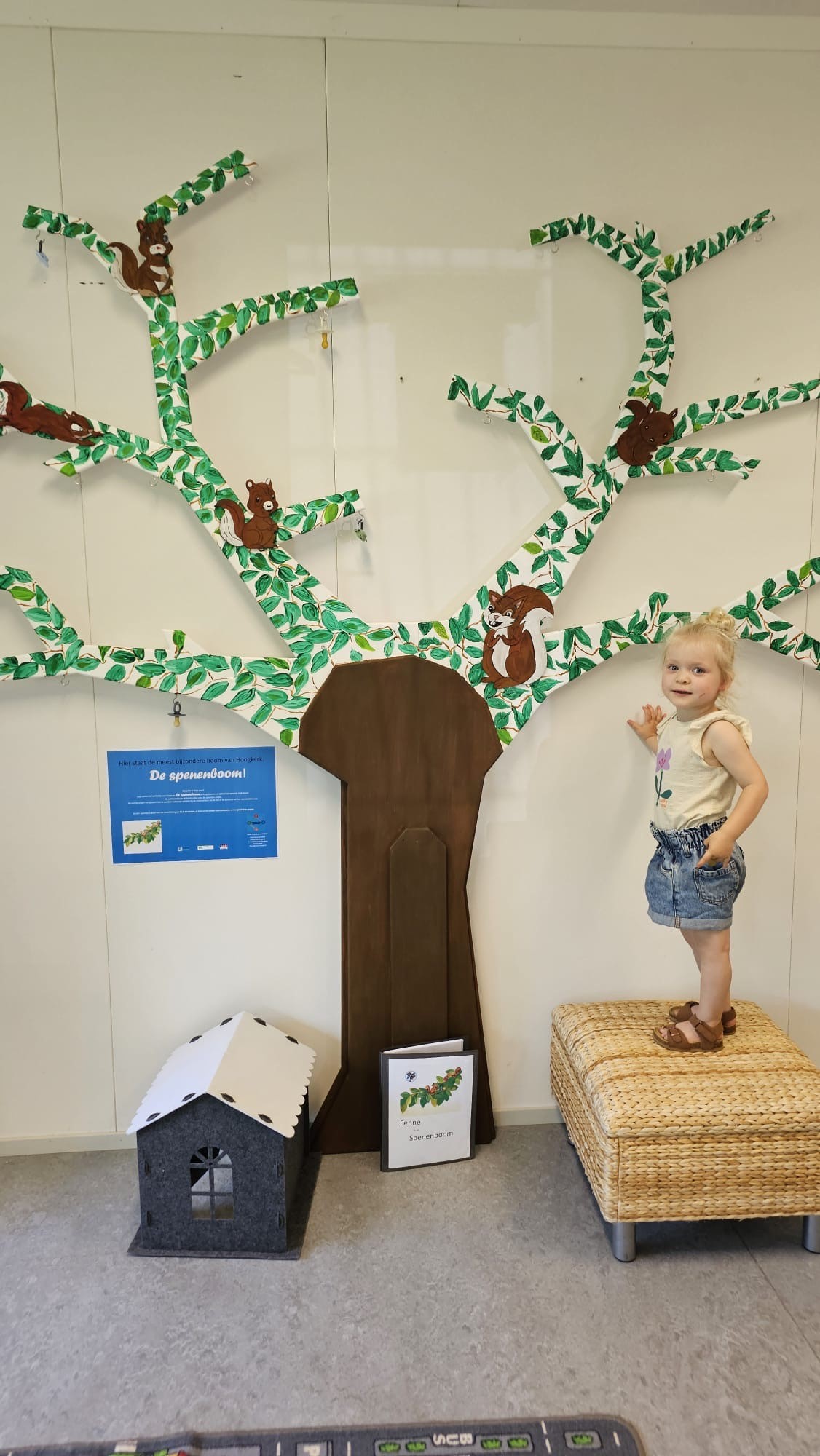 Elinn hangt haar speentje op in de spenenboom