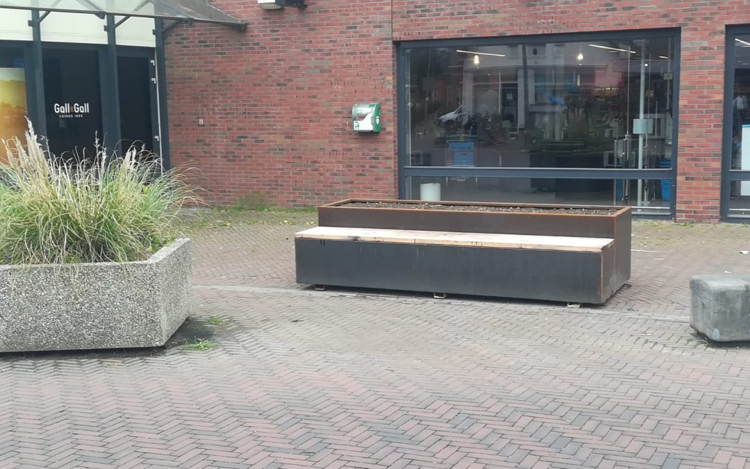 Bankjes geplaatst in het centrum van Hoogkerk