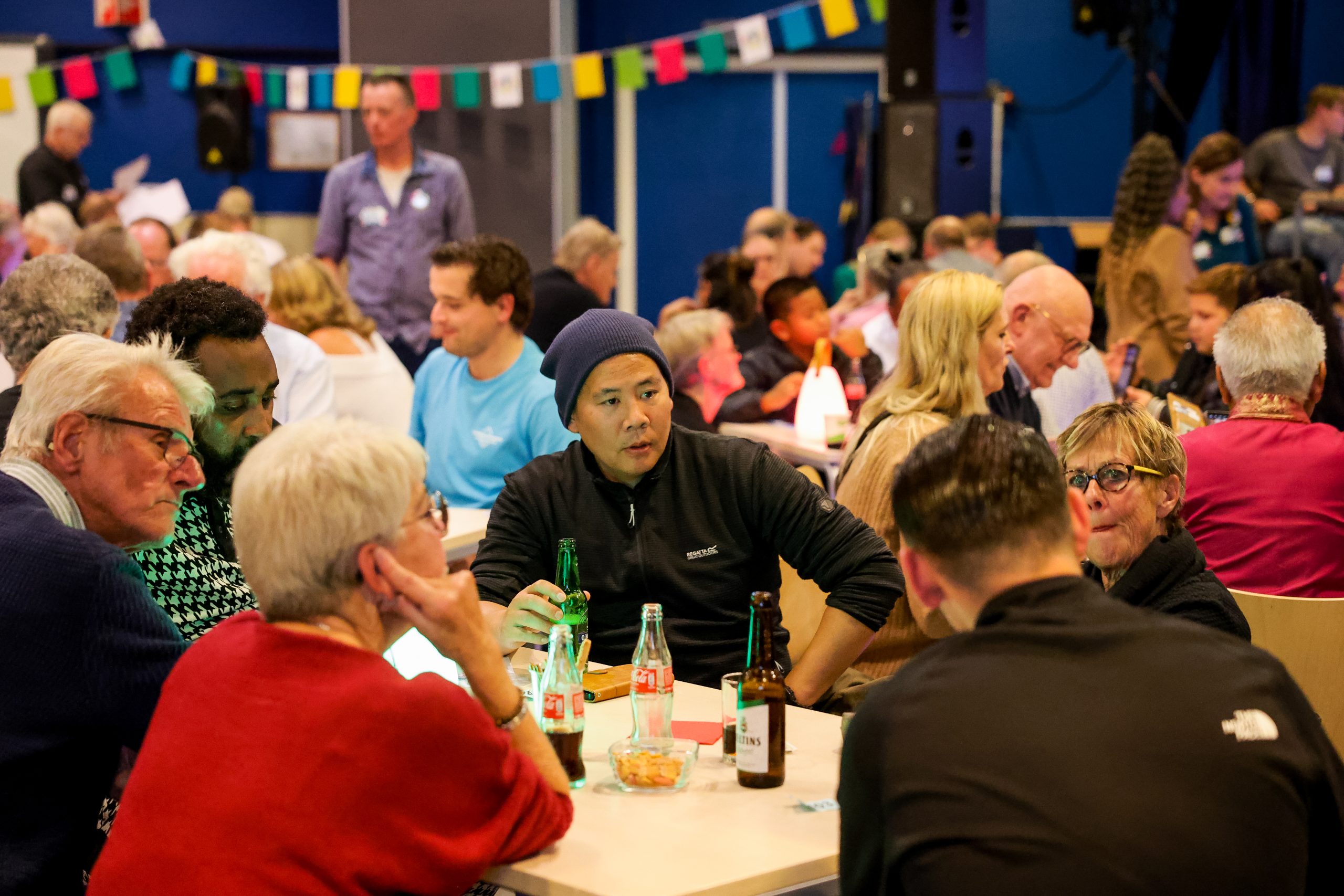 sterk hoogkerk stemfestival mensen slingers stemmen democratie nootjes bier gezellig